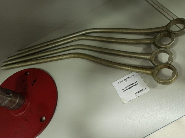 Рычаг управления распределителем  — 1